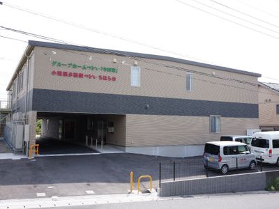 新築そうな外観の建物