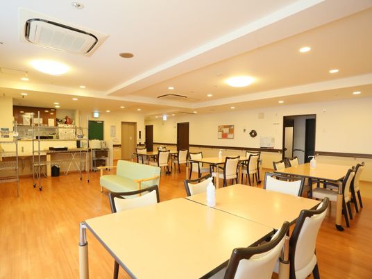 広々とした明るい食堂