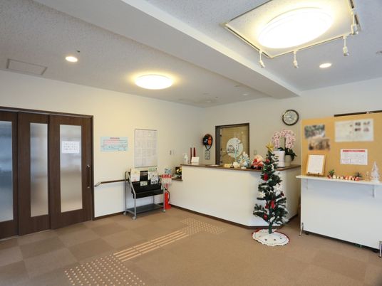 受付と掲示板のあるロビー