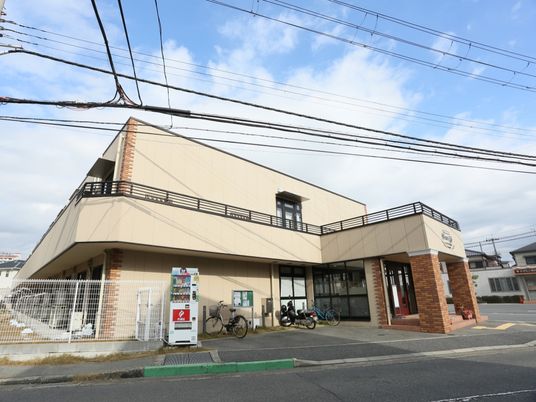 明るい外観の建物エントランス