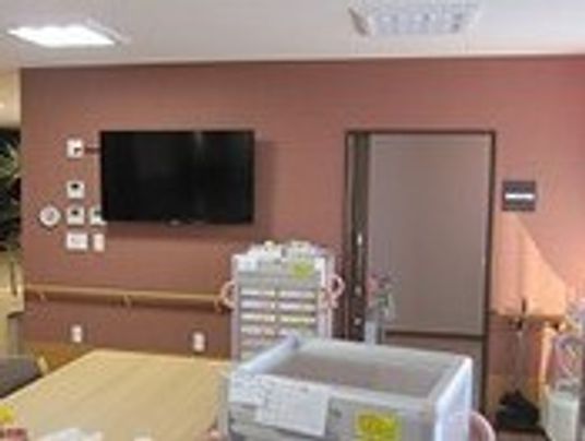 掲示物とテレビのある部屋