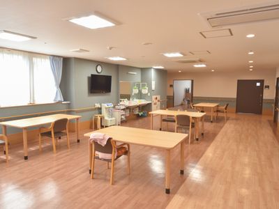 明るい休憩室の一角