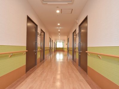 明るく広い廊下