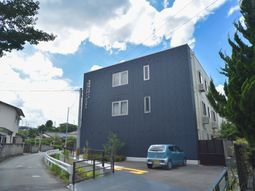 青い外壁の建物エントランス