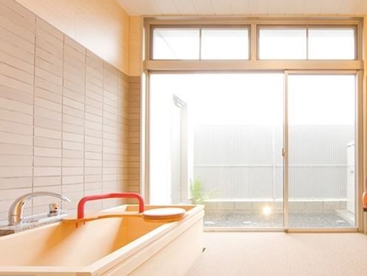 広々とした清潔な浴室