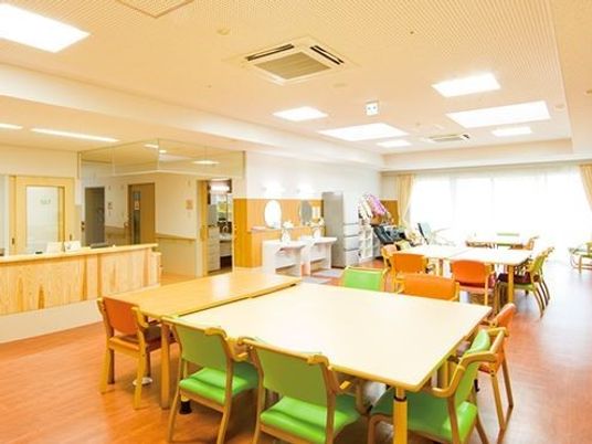 清潔感溢れるスタッフ食堂