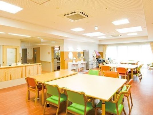 清潔感溢れるスタッフ食堂