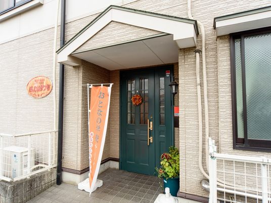 エントランスの門と植物