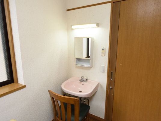 洗面台と鏡のある空間