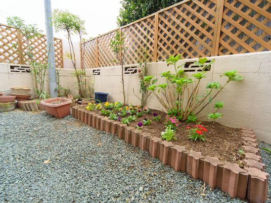 中庭の明るい花壇