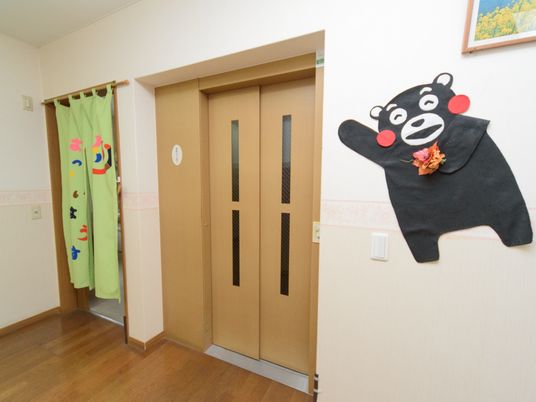 廊下の壁飾りと扉