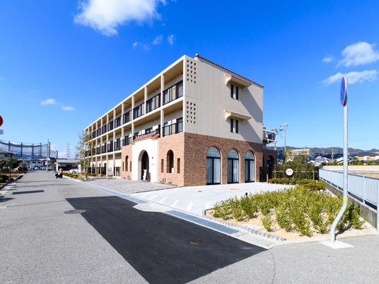 明るくモダンな建物外観