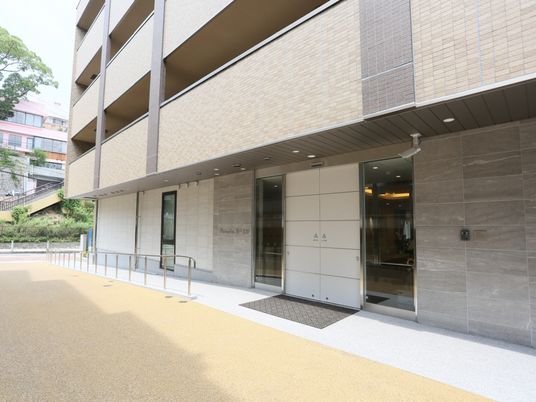 モダンな建物のエントランス