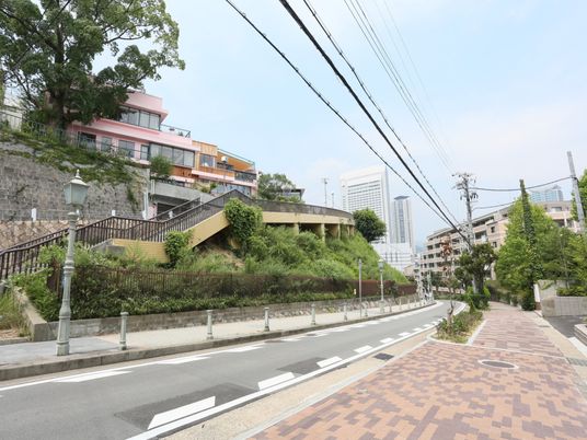 都市の斜面に建つ建物