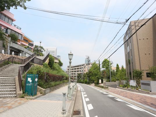 都会の中の閑静な通り