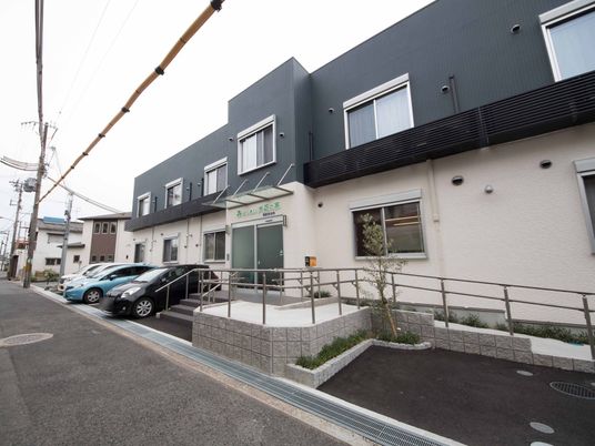 現代的な外観の建物
