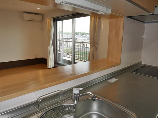 キッチンのある明るい部屋