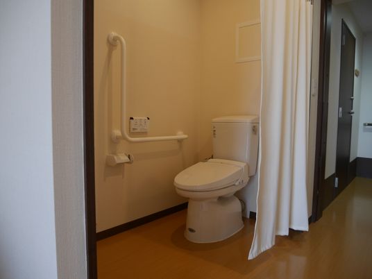 安全なトイレ設計の一室