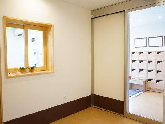 明るい廊下と見晴らし窓