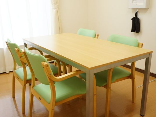 明るいダイニングテーブルセット