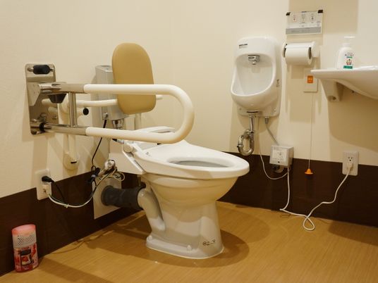 手すり付きのトイレ設備