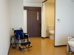 車椅子と洋式トイレの居室