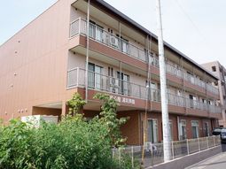 落ち着いた色の外壁の建物