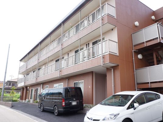 明るい建物の外観