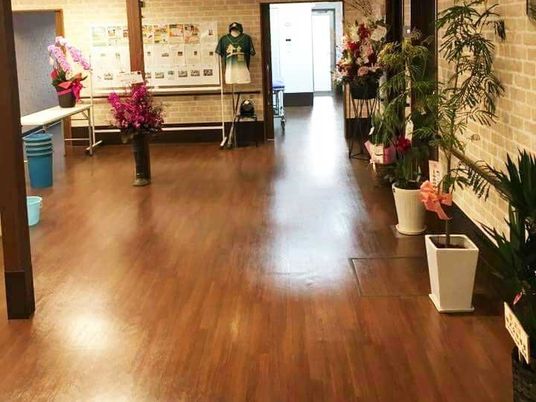 廊下に花と掲示物