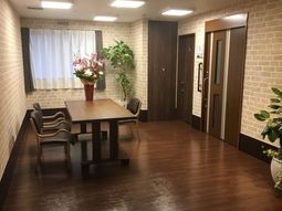 テーブルと植物の応接室