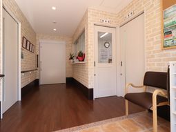 清潔感のある白い廊下