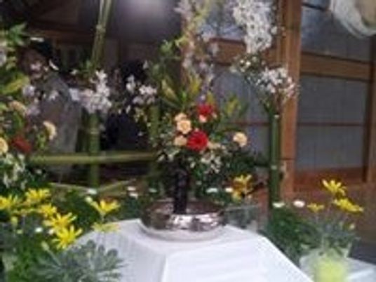 花と装飾のある和室