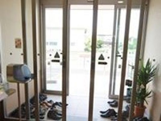 エントランスの明るい風景