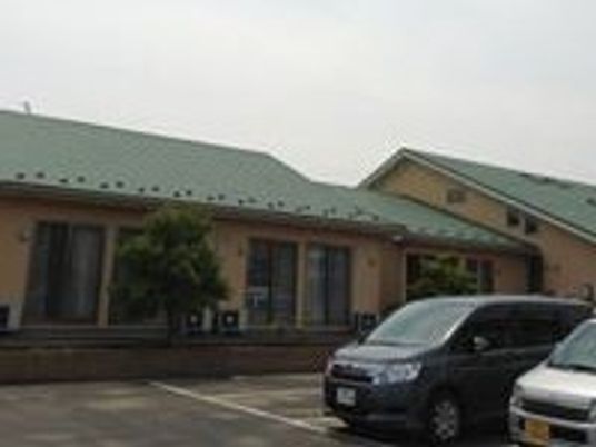 広々とした駐車場のある建物