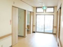 明るい廊下と出入口