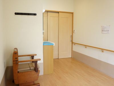 廊下と手すり付き部屋のドア
