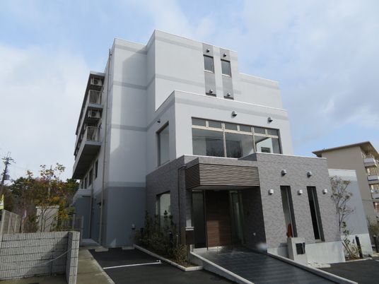 現代的な建物の外観