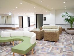 明るく開放的なロビー