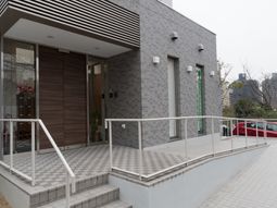 モダンな建物のエントランス