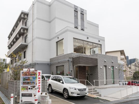  現代的な建物の外観  