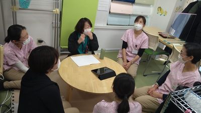 談話をするスタッフイメージ