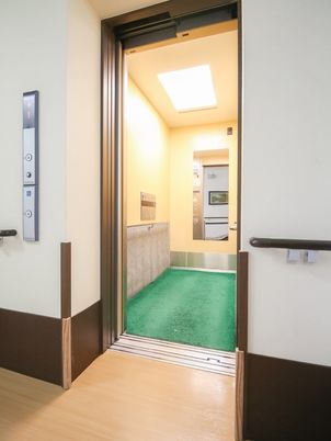 開いたエレベーターの入口