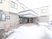 入口の明るい建物