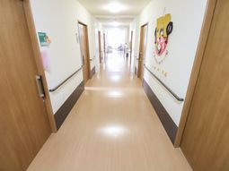 清潔で広々した廊下