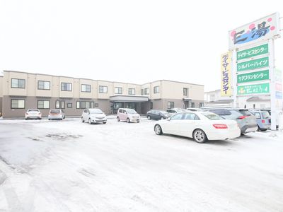 積雪の駐車場と建物外観