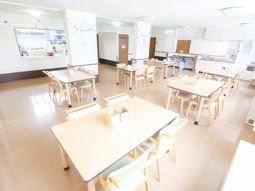 明るい食堂の様子