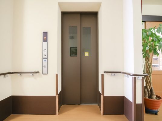 エレベーターのドアと廊下