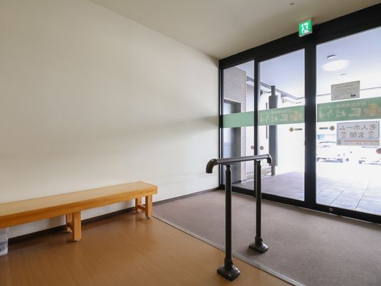 玄関ベンチと手すり