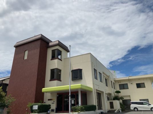 施設の入口と外観