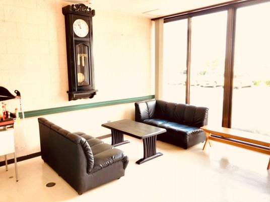 明るい共用リビング